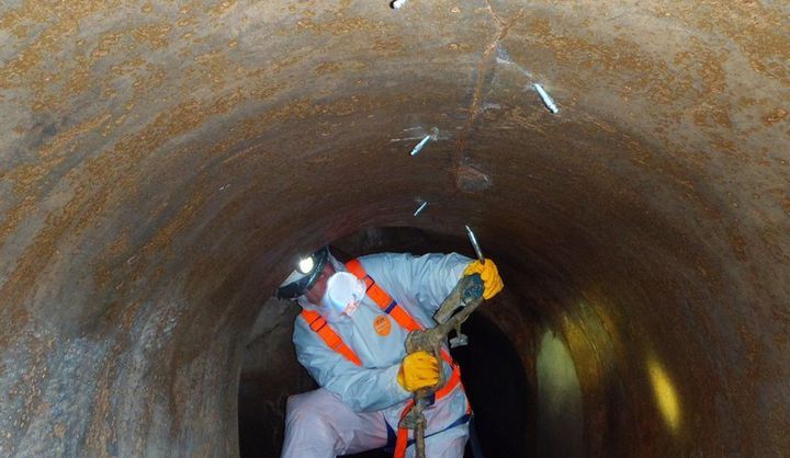 Crack injection in walkable canal