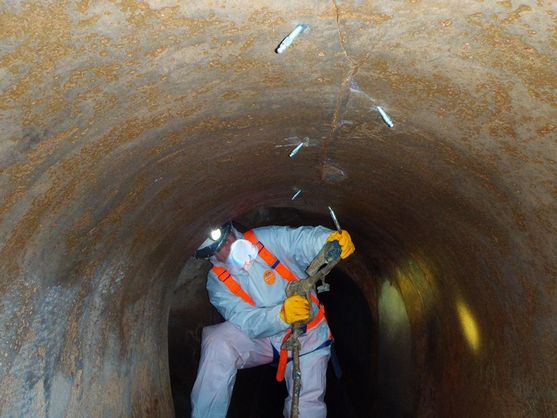 Crack injection in walkable canal