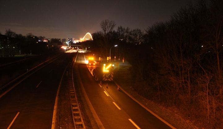 Sperrung der Zufahrt zur Brücke am Sonntag Abend